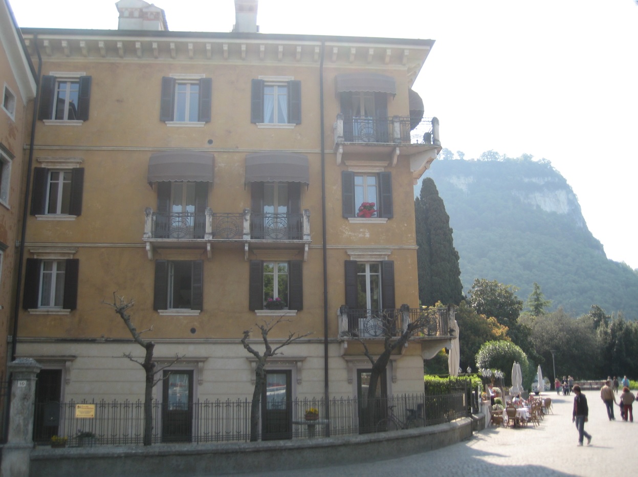 Garda mit Blick auf den Rocca Berg