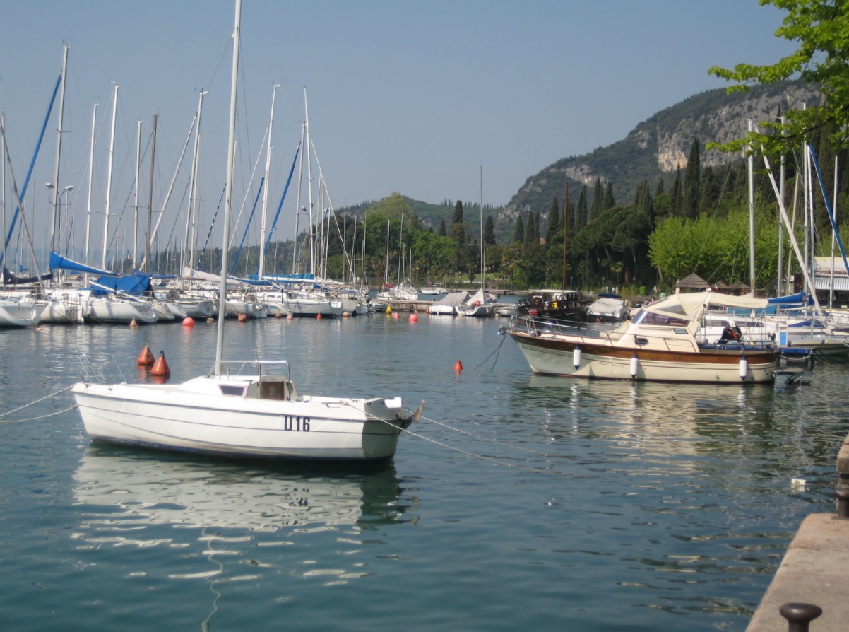 Hafen von Garda mit Promenade