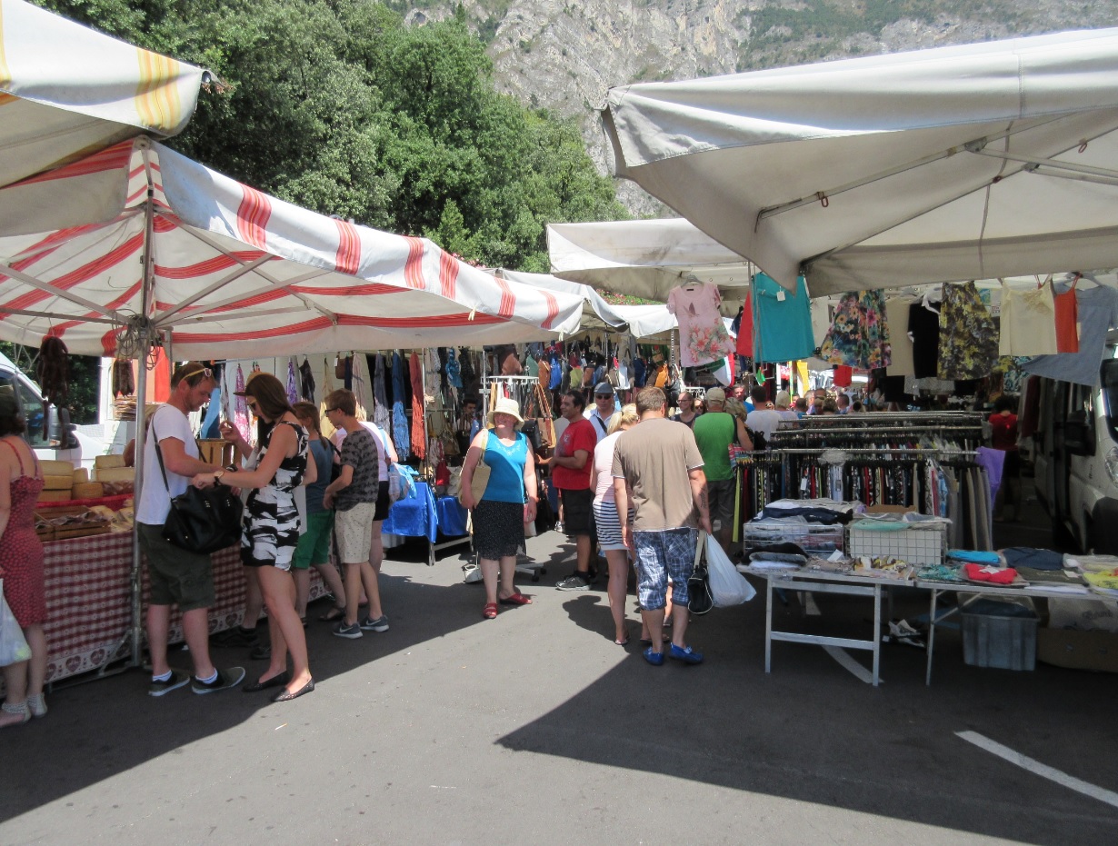 Markttag am Gardasee in Oberitalien